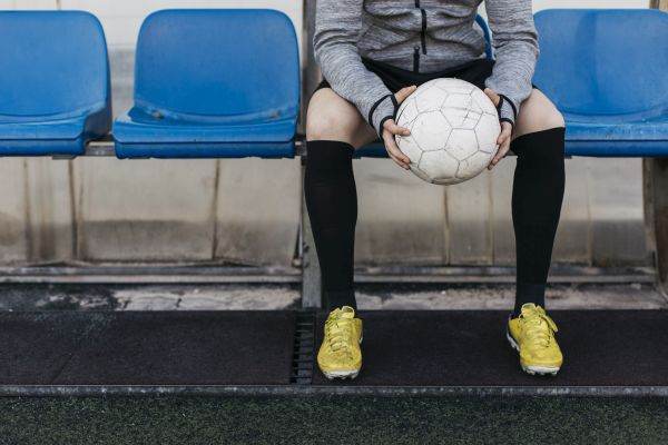 FIFA vrea ca jucătorii accidentaţi să rămână pe marginea terenului timp de un minut